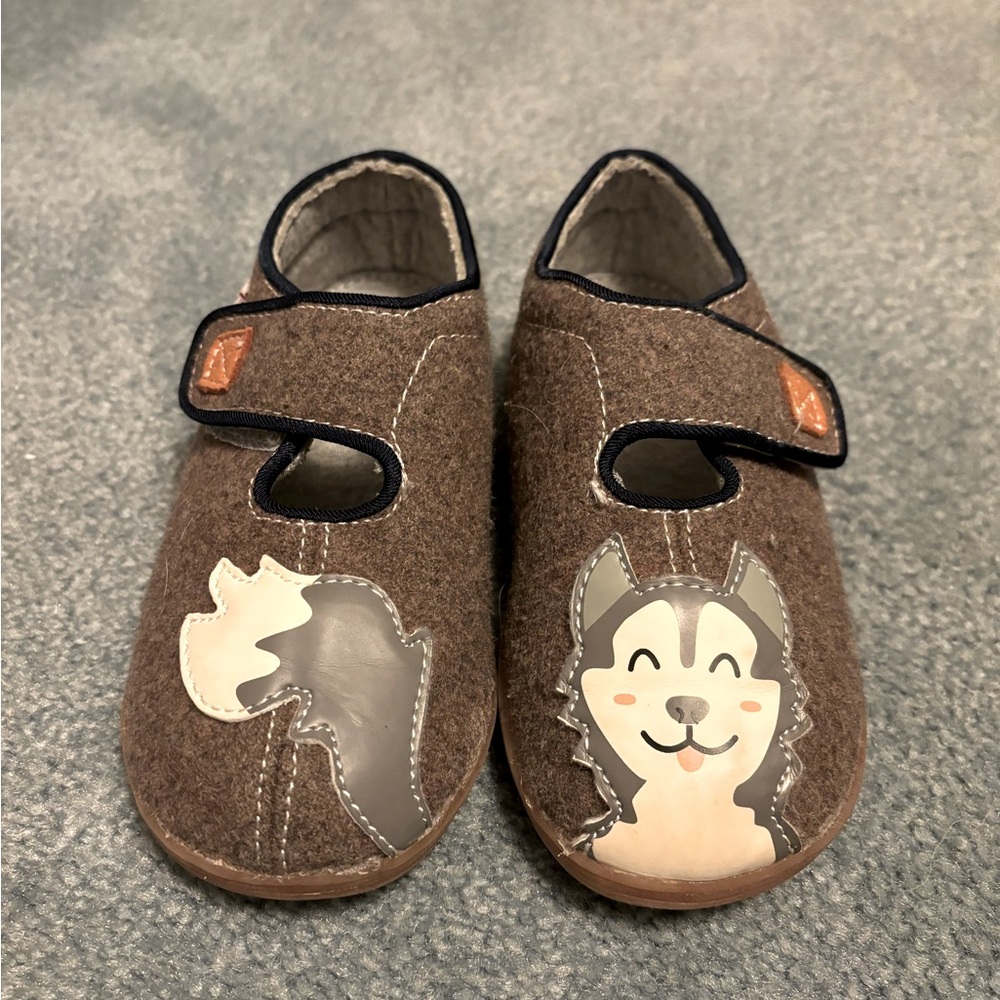 See Kai Run Cruz slippers - Husky (size 12 little kid)
